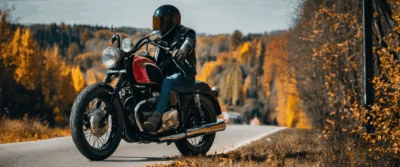 Découvrez l&rsquo;attrait indémodable des plaques moto noires et les secrets pour les adopter légalement