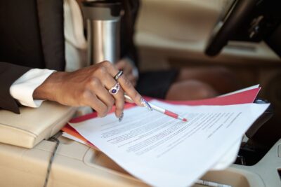 Documents d'immatriculation et carte grise dans une voiture