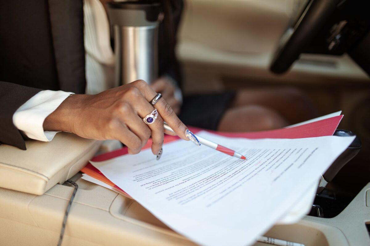 Documents d'immatriculation et carte grise dans une voiture